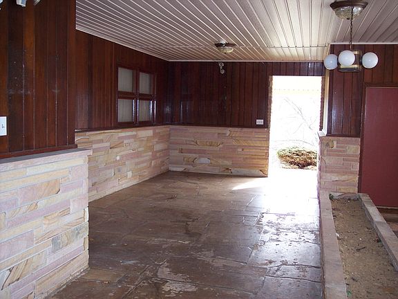 5th image of 410 N Pinecrest Ln