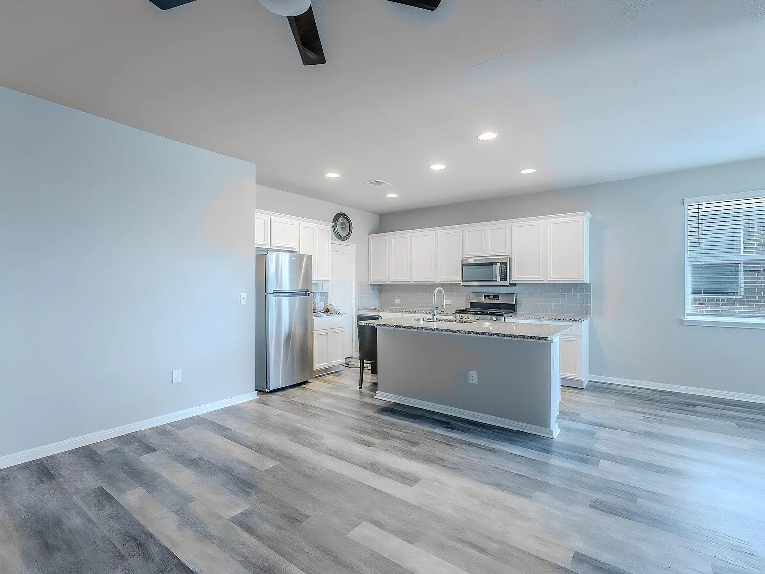 3 bed, 2.0 bath, 1424 sqft, $2,000 — Photo 4