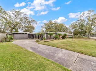 1670 Williamsburg Ln, Beaumont, TX 77706