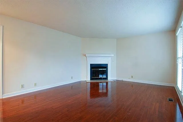3 bed, 1350 sqft, $2,500 — Photo 3