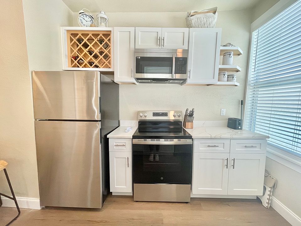 Large Move-in-ready kitchen, stainless steel appliances, and quartz countertops