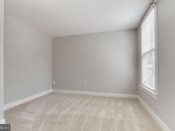5th image of 827 Wythe St