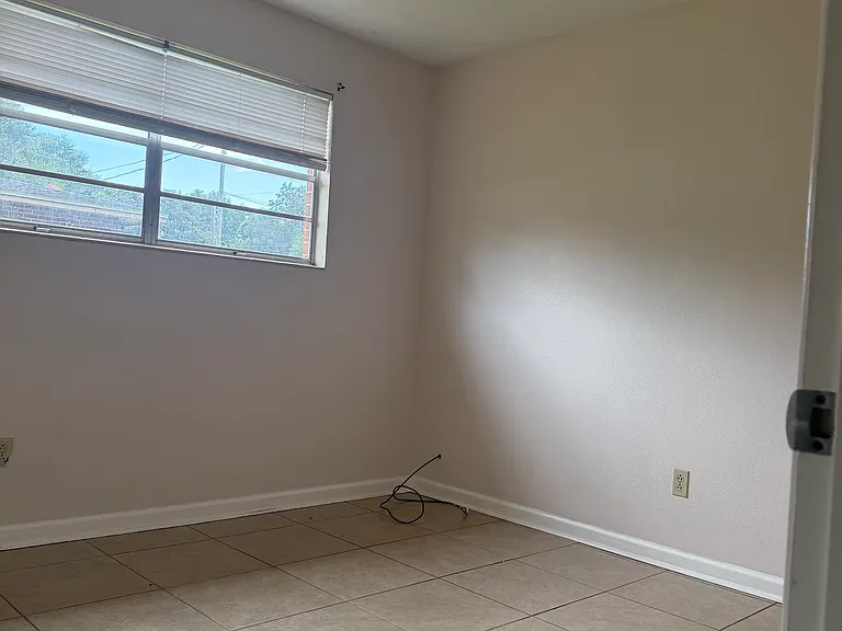 1028 Potomac Dr — Photo 5