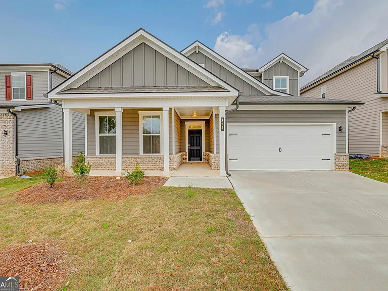 376 Caledonia Ct — Photo 2