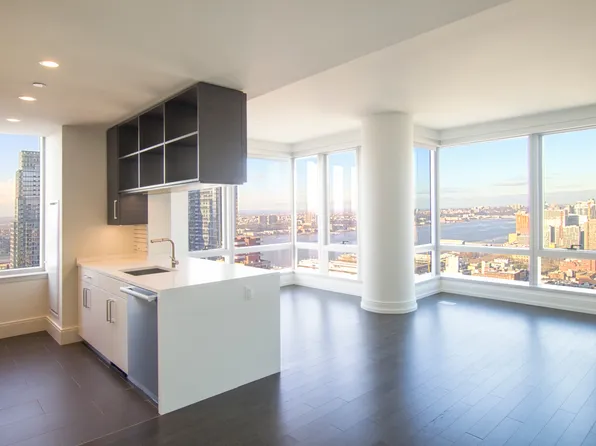 555 10th Avenue image 2 of 21