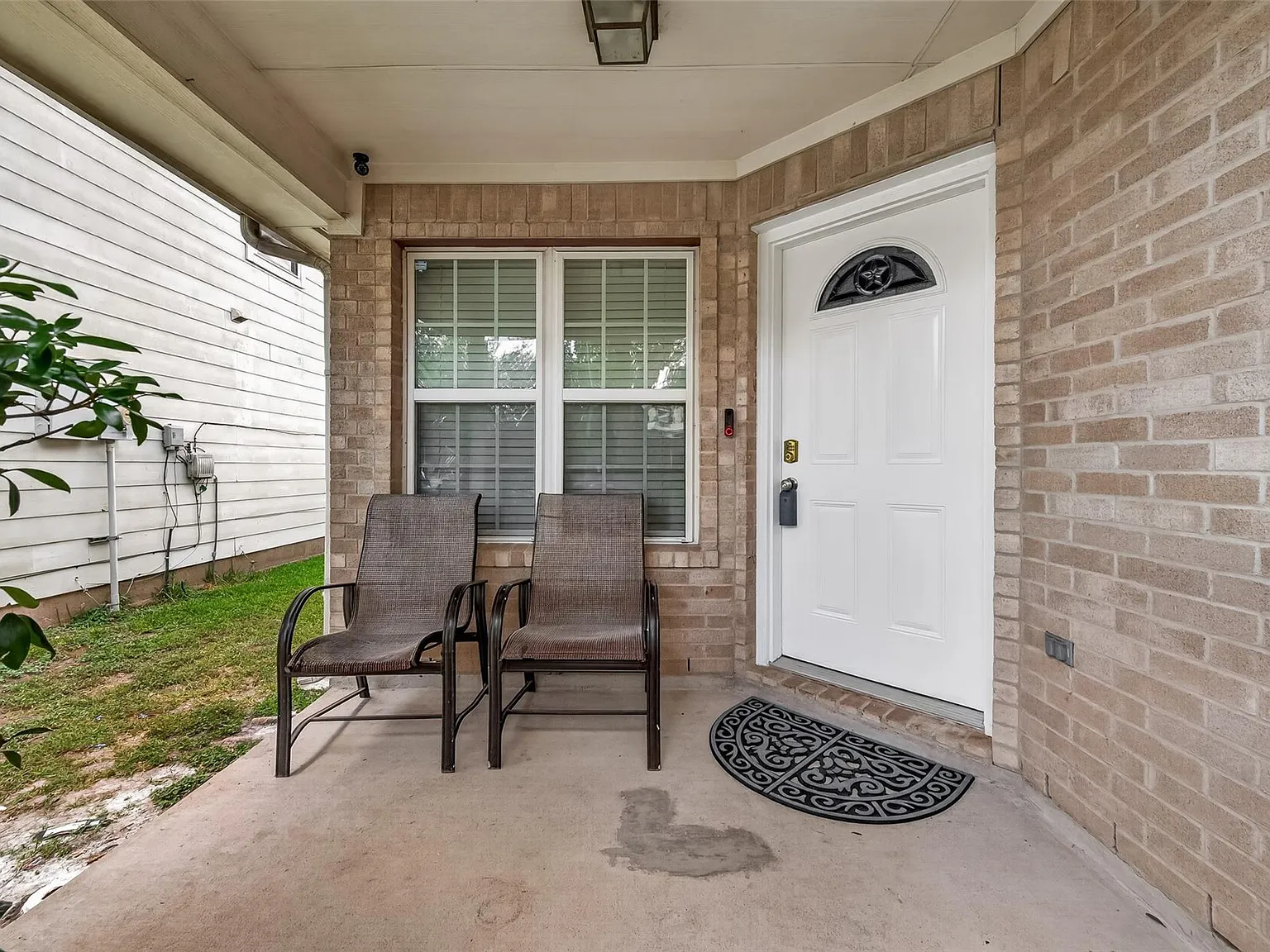 3 bed, 2.0 bath, 1208 sqft, $1,999 — Photo 3
