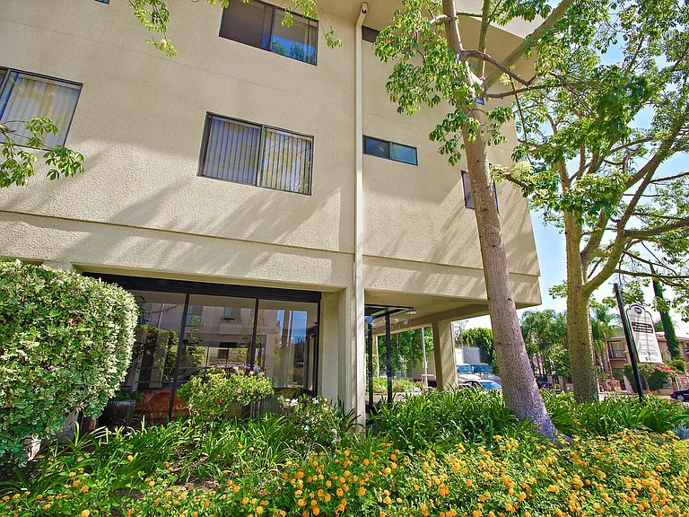 Encino Majestic — Photo 30
