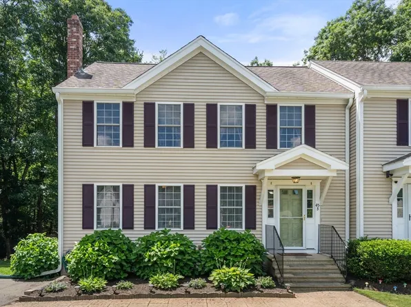 45 Colt Cir #B, Taunton, MA 02780