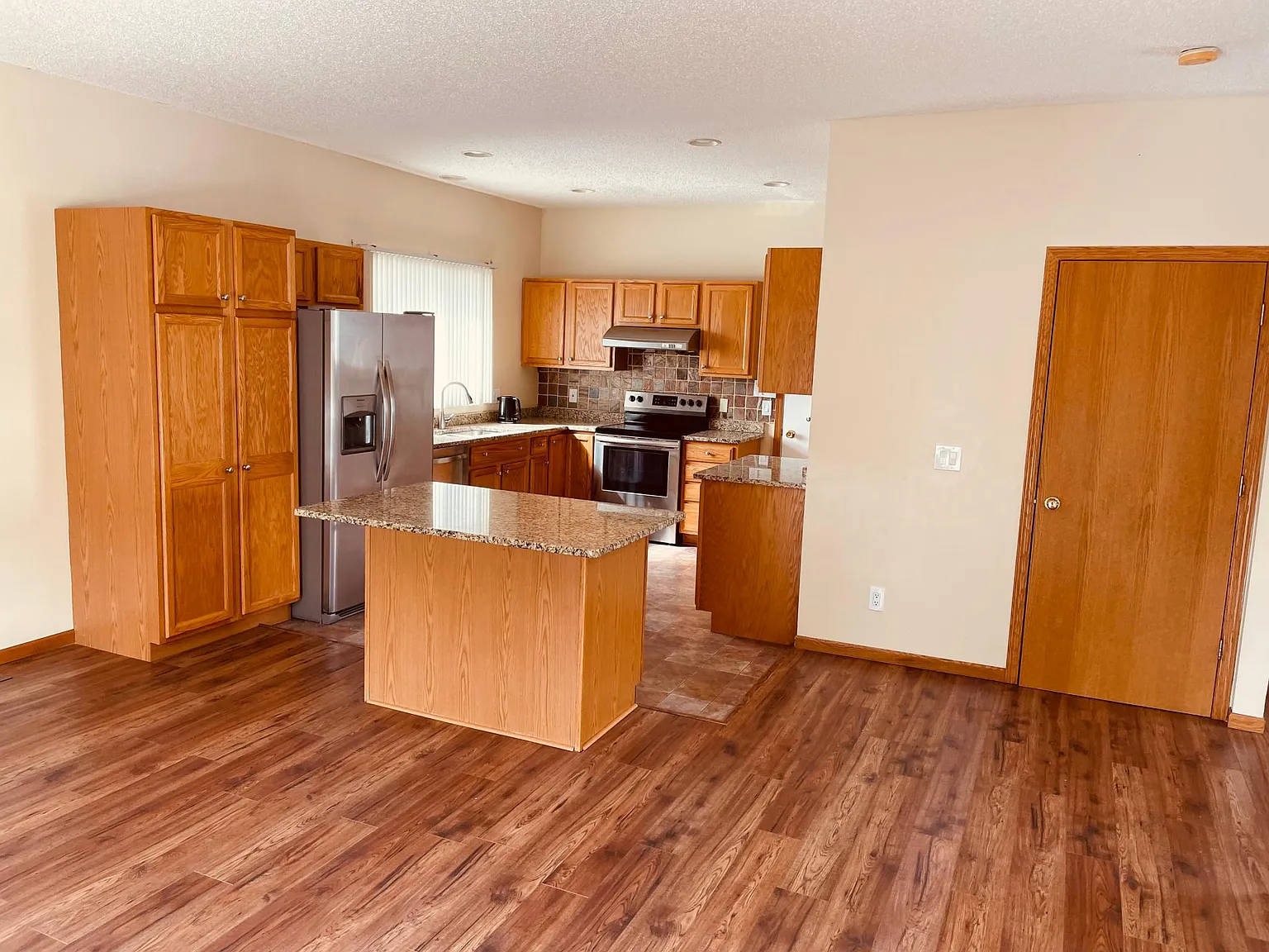 4 bed, 2.5 bath, 3100 sqft, $3,200 — Photo 4