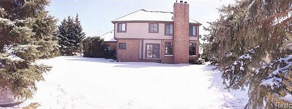 5th image of 48066 Chesterfield Dr S