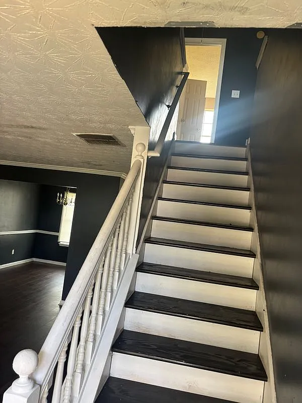 4 bed, 2.5 bath, 2800 sqft, $2,000 — Photo 4