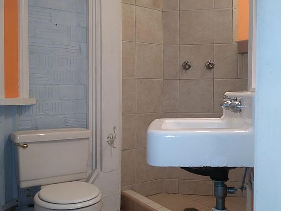 5th image of 230 Courtland Pl #B