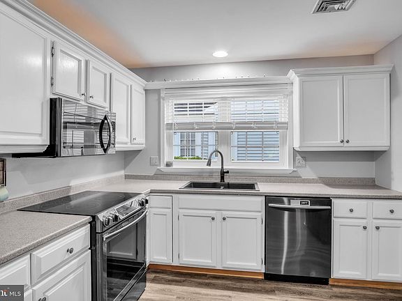 5th image of 610 Cambridge Ct