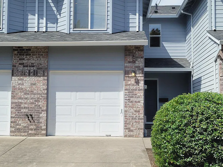 927 SE Tenino St — Photo 2