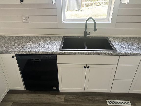 4th image of 150 Murphy St