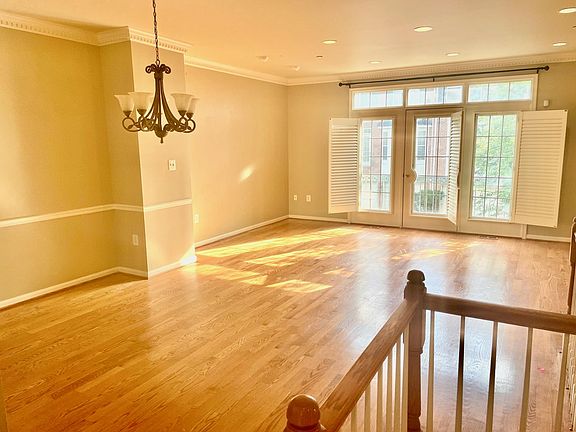 3rd image of 450 Clayton Ln