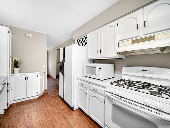 5th image of 3740 Grandville Ave