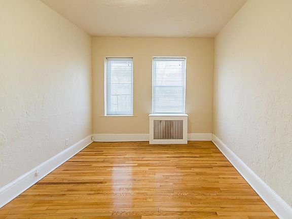 3rd image of 14 Evelyn Pl APT 8