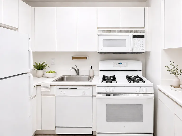 240 E 35th St #1F — Photo 3