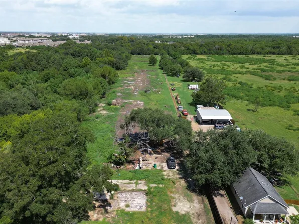 418 W Archer Rd, Baytown, TX 77521