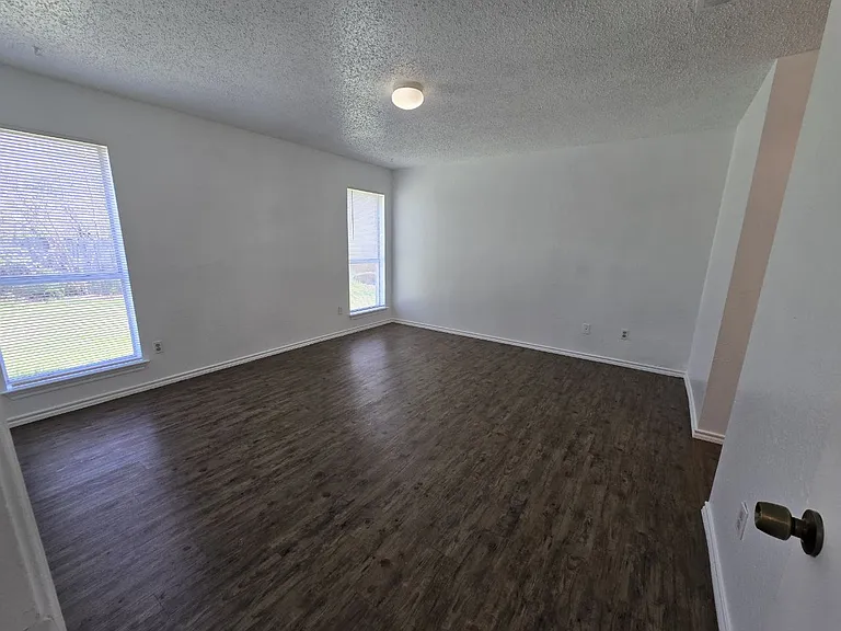 2509 Hollydale Dr — Photo 8