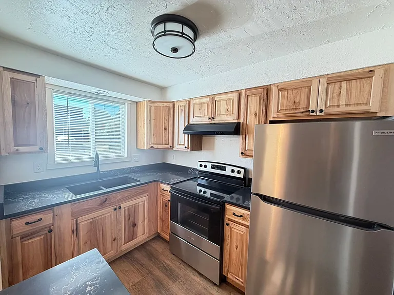 540 W Maple St #25 — Photo 2