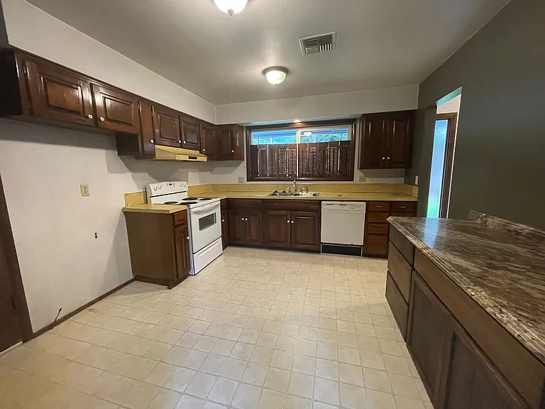 3020 W Shasta Ave — Photo 4