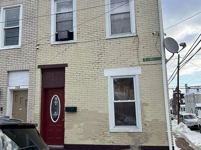 917 Center St — Photo 1