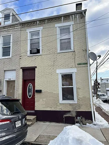 917 Center St Photo 1
