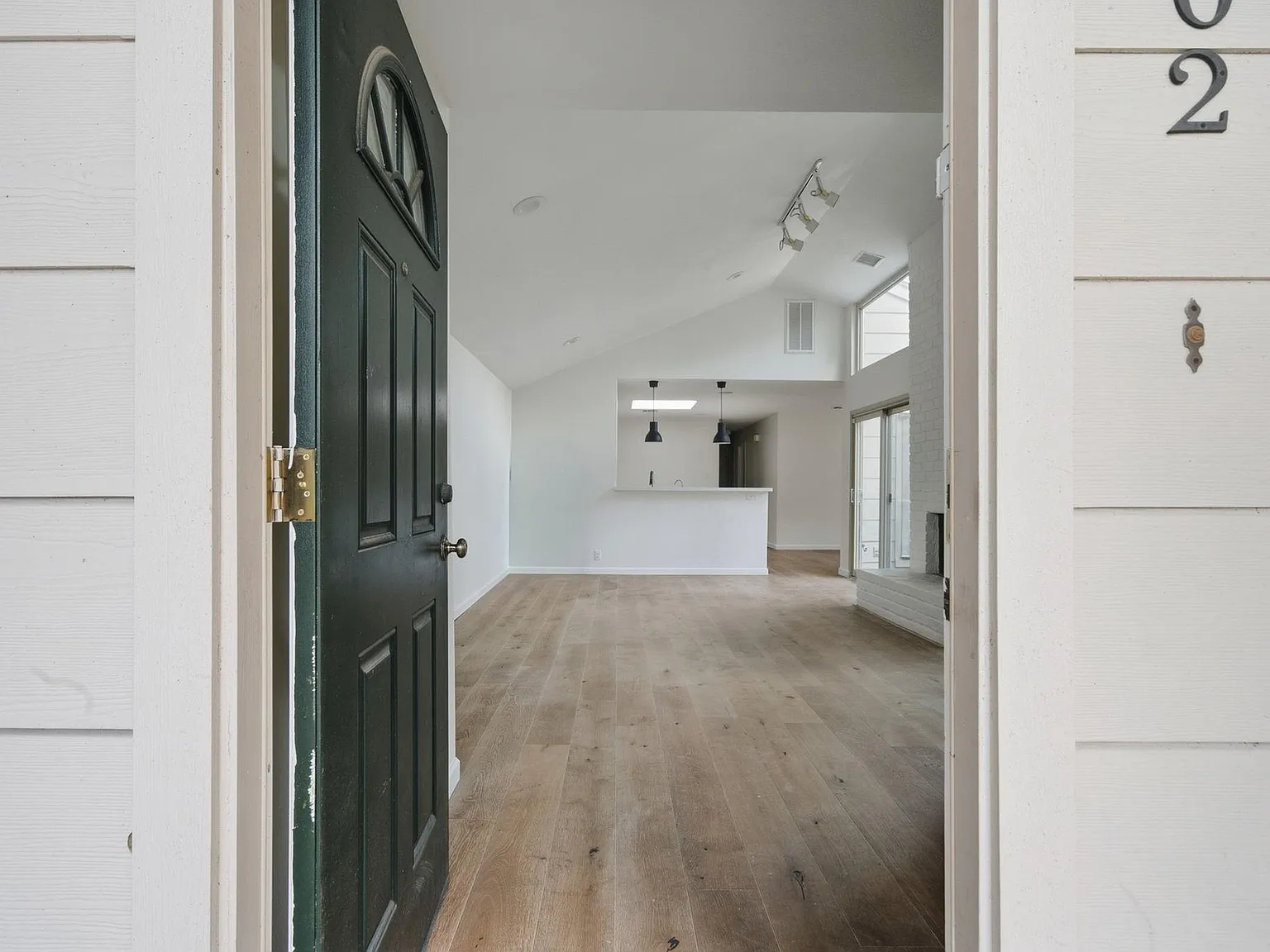 3 bed, 2.0 bath, 1583 sqft, $1,875 — Photo 3