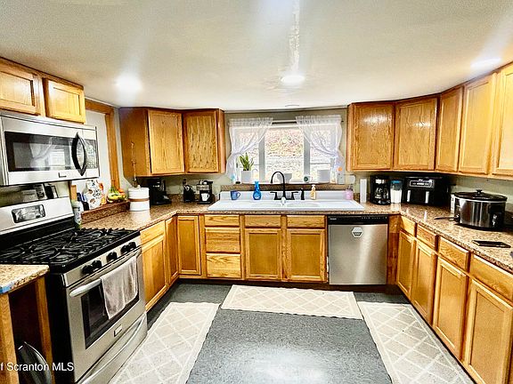 2nd image of 305 Mountain Rd