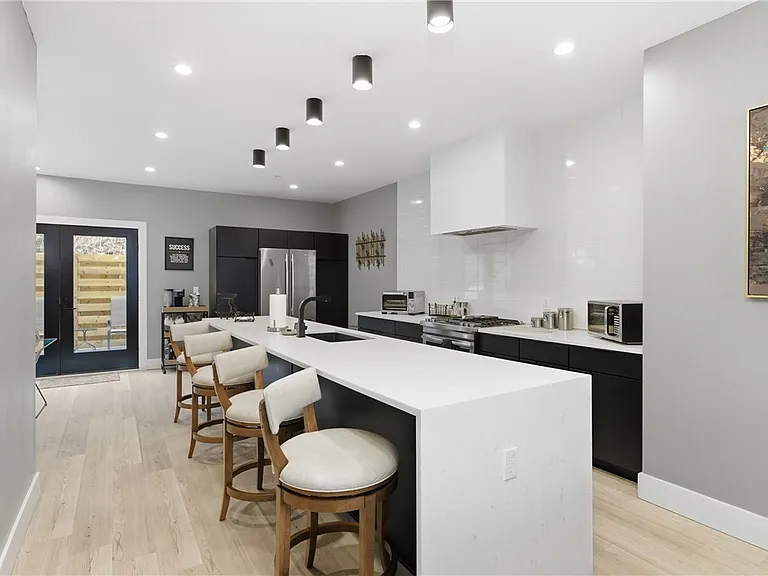 240 E Jefferson St — Photo 17