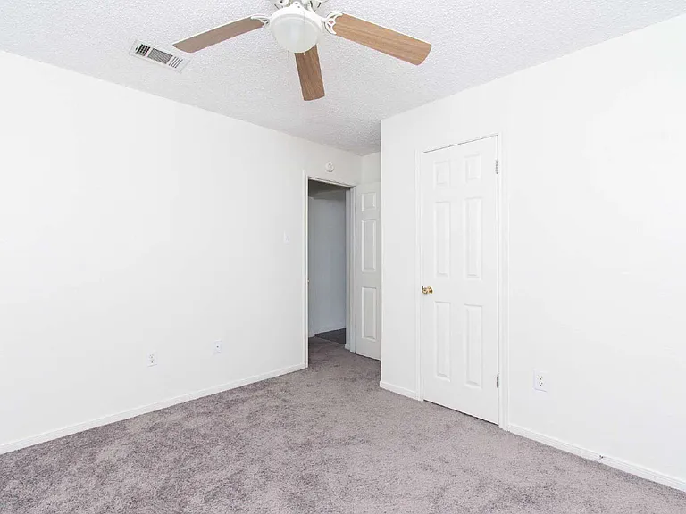142 Wolf Rd #D — Photo 12