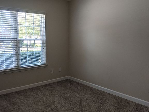 4th image of 108 Glen Oaks Ct