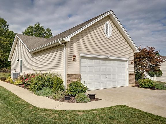 Sidewalk leads to back pato