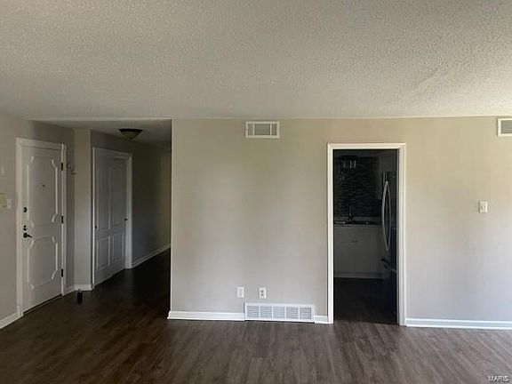3rd image of 916 Claytonbrook Dr APT 2