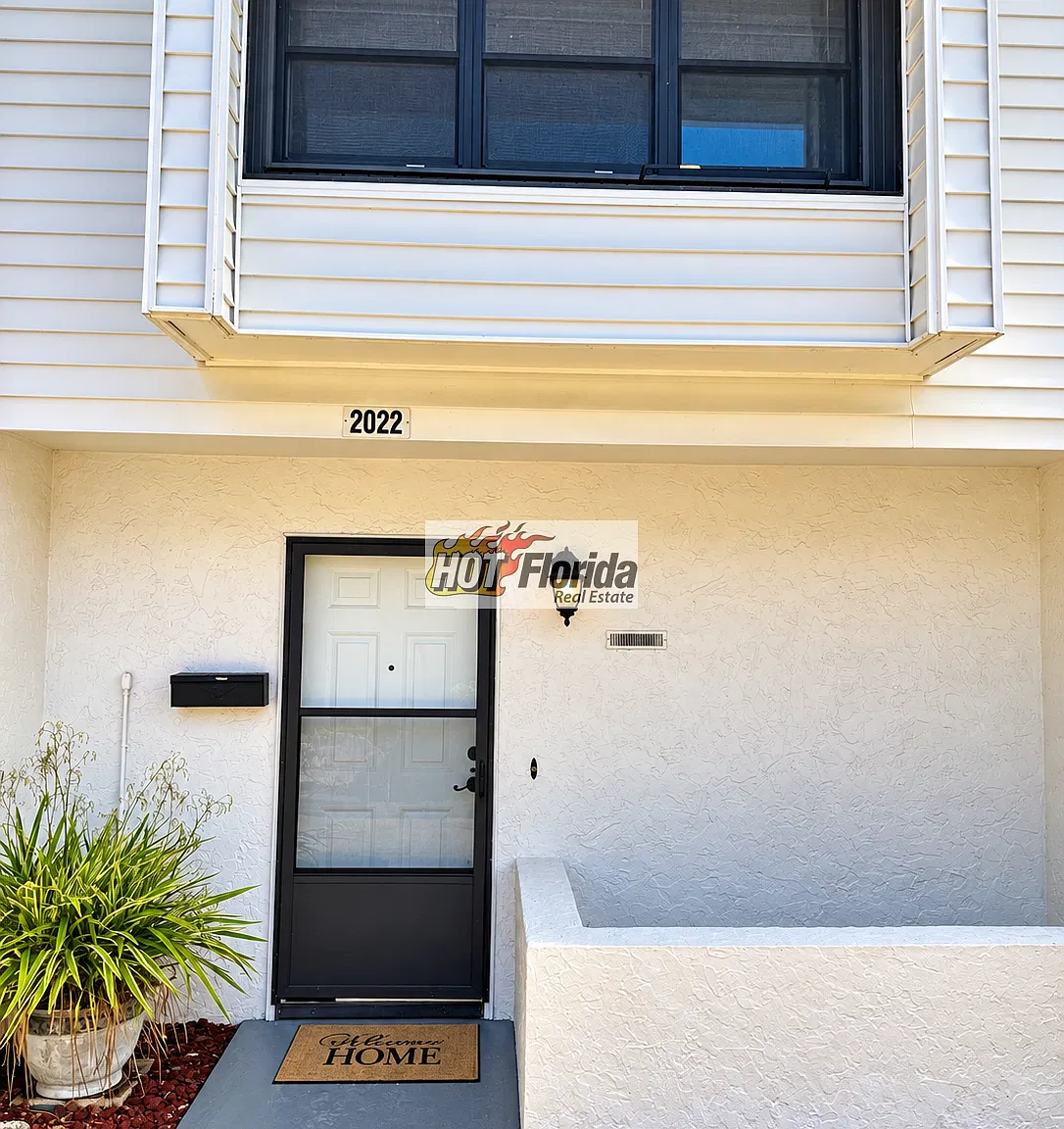 3 Bedroom | 1.5 Bath Townhome | Water & Lawn Care Included | Near Downtown Sebring — Photo 1