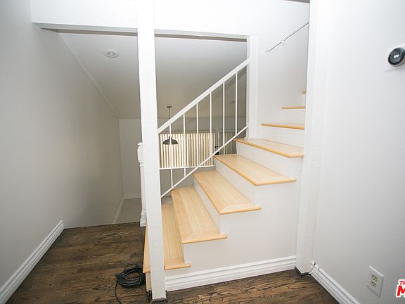 2nd image of 5463 Newcastle Ave APT 3