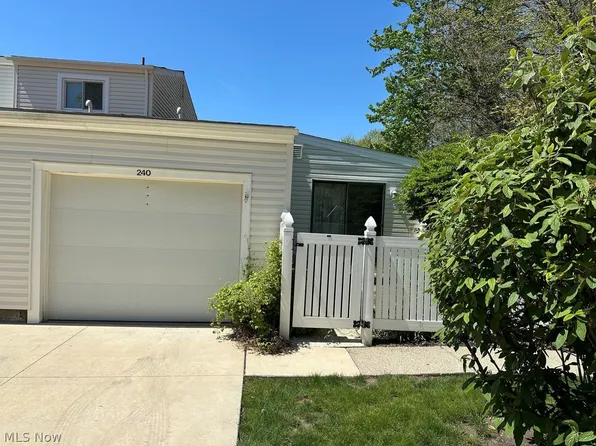 240 Deepwood Dr, Wadsworth, OH 44281