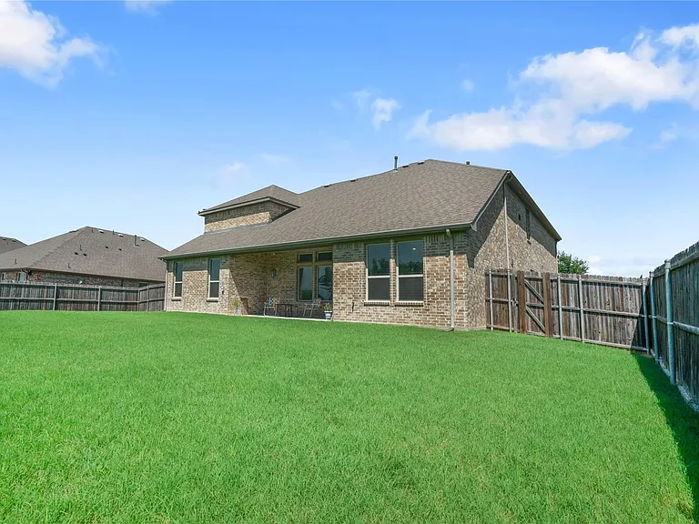 276 Goliad Trl — Photo 18