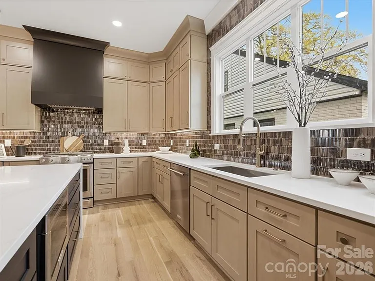 431 W Peterson Dr — Photo 3