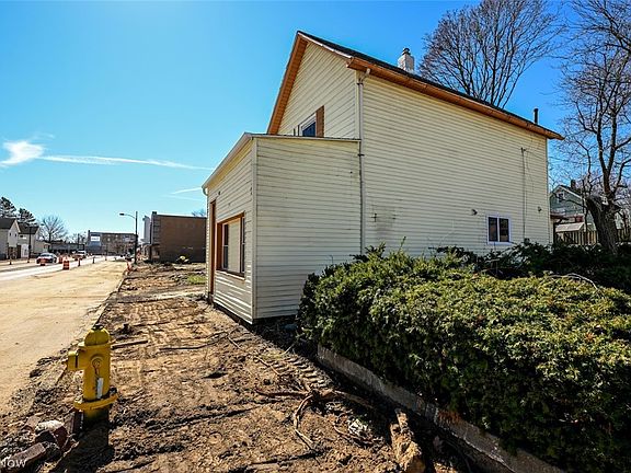 3rd image of 868 N Main St