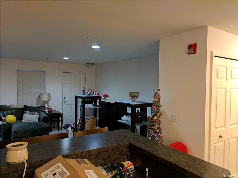 1085 Foxboro — Photo 9