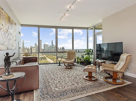 4th image of 1201 S Prairie Ave APT 3302
