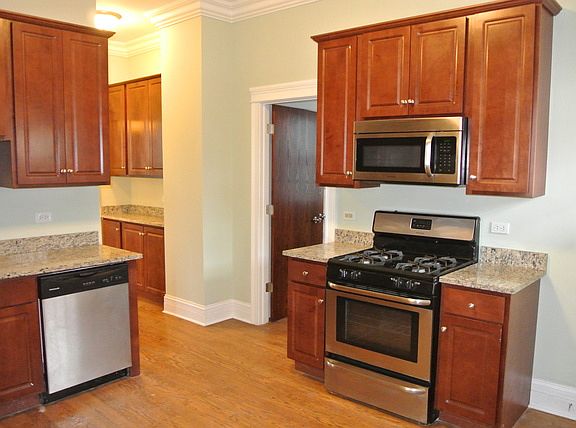 3rd image of 1633 N Whipple St #2