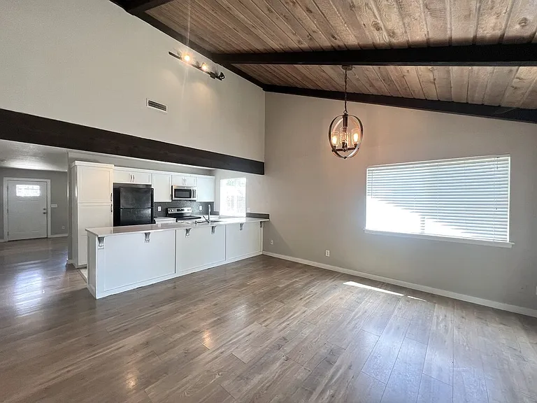 737 N Beachwood St — Photo 12