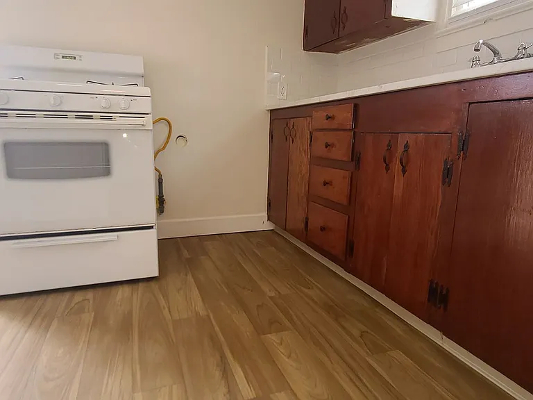 504 W Flores St — Photo 9