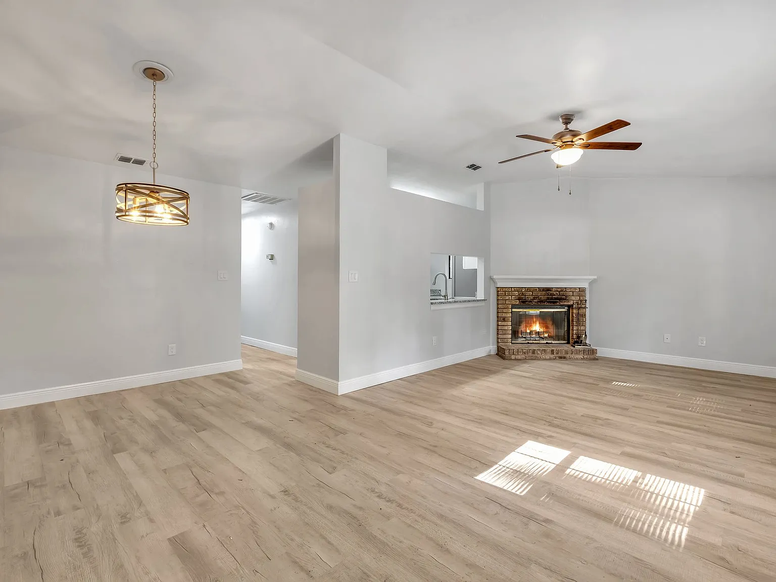 2 bed, 1008 sqft, $1,600 — Photo 3