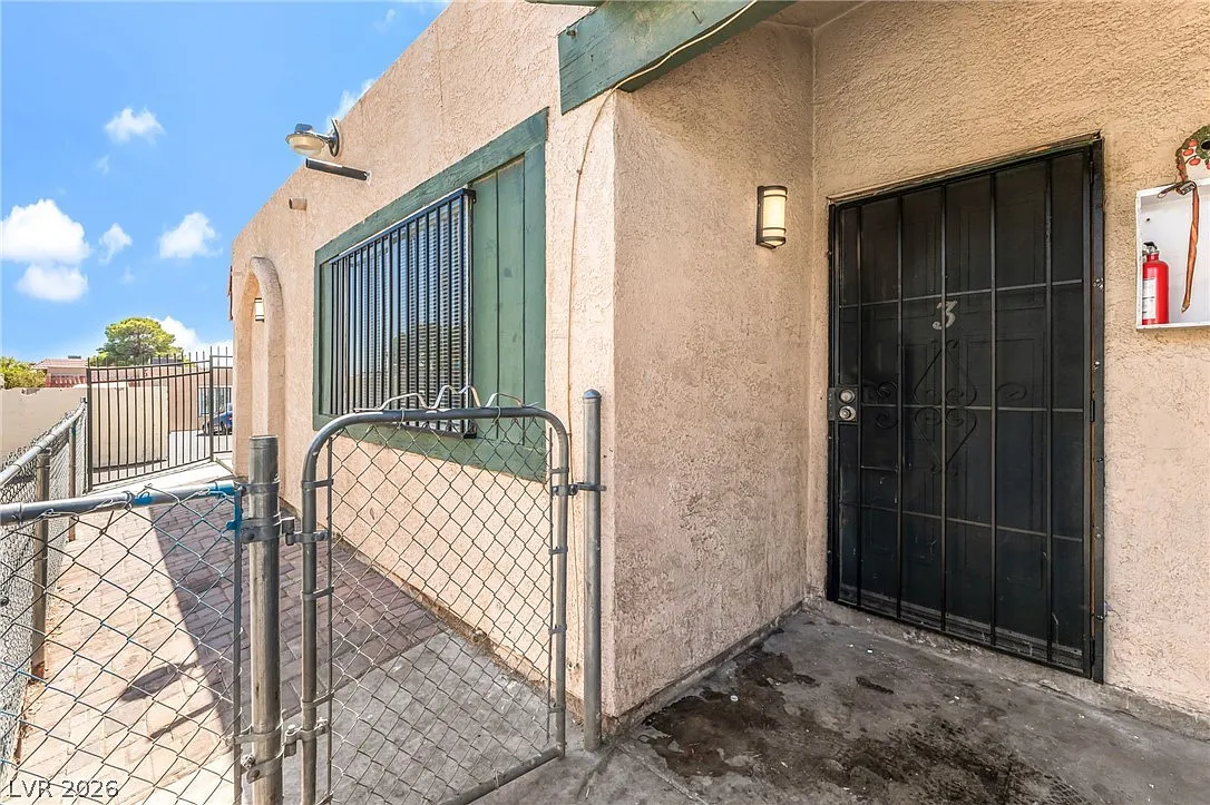 2 bed, 1.0 bath, 2980 sqft, $985 — Photo 1