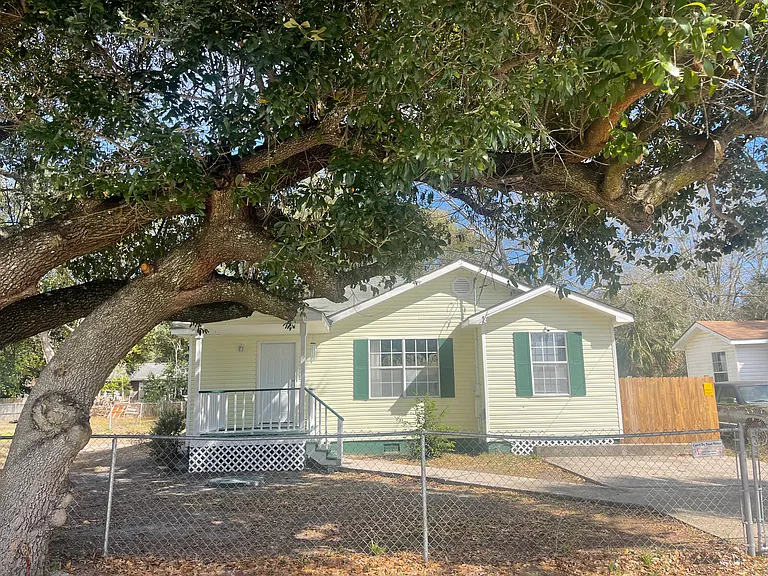 178 Iris St — Photo 2